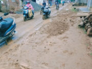 अवकाळी पावसाने मुख्य डांबरी रस्ता चिखलमय