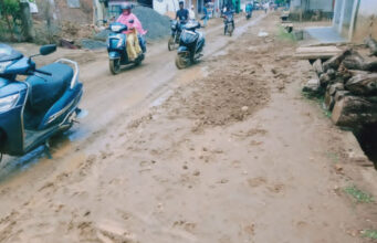 अवकाळी पावसाने मुख्य डांबरी रस्ता चिखलमय