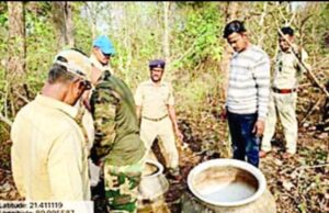 जंगल शिवारातील दारुभट्टी उधळली