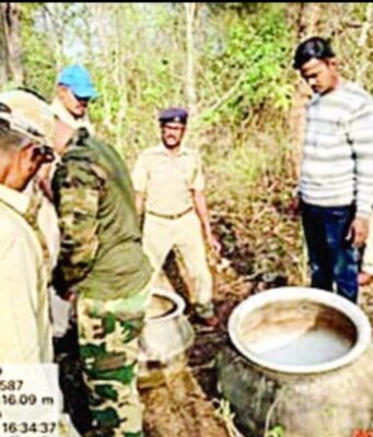 जंगल शिवारातील दारुभट्टी उधळली