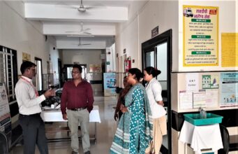 लोकसभा मतदान दिनी जिल्हा आरोग्य अधिकारी यांची प्राथमिक आरोग्य केंद्र एकोडी ला भेट