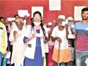 आरोग्य संस्थानी तपासणी साठी आलेल्या रुग्णांना चिठ्ठी वाटप करुन मतदान करण्याबाबत केली जनजागृती