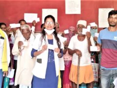 आरोग्य संस्थानी तपासणी साठी आलेल्या रुग्णांना चिठ्ठी वाटप करुन मतदान करण्याबाबत केली जनजागृती