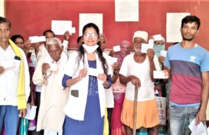 आरोग्य संस्थानी तपासणी साठी आलेल्या रुग्णांना चिठ्ठी वाटप करुन मतदान करण्याबाबत केली जनजागृती