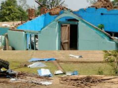 वादळी वाऱ्यामुळे अनेक घरांची पडझड