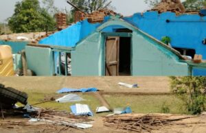 वादळी वाऱ्यामुळे अनेक घरांची पडझड