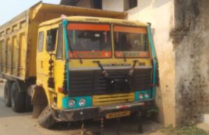 चाक निघाले, स्टेयरिंग फेल अन् अनर्थ टळले