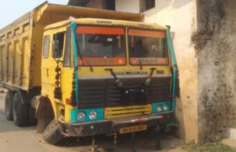 चाक निघाले, स्टेयरिंग फेल अन् अनर्थ टळले