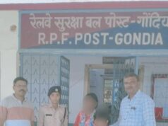 8 साल के बच्चे को किया मां के सुपूर्द