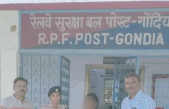 8 साल के बच्चे को किया मां के सुपूर्द