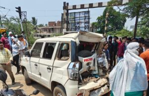 आयसरची पोलिस वहनाला धड़क; एकाचा मृत्यु तर पीआय सह 5 जण जख्मी