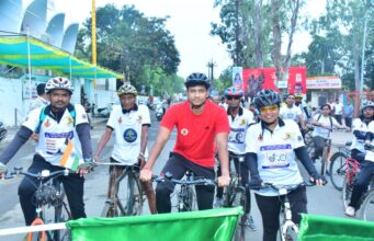 जिल्हाधिकारी यांनी दिला सायकल चालवण्याचा संदेश