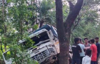 भरधाव टिप्परची विजेच्या खांबाला धडक; सुदैवाने कोणतीही जीवितहानी नाही