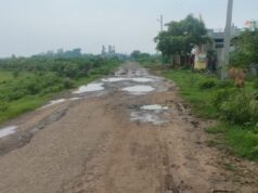 बदहाल सड़क; जान जोखिम में डाल कर रहे आवागमन