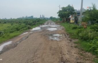 बदहाल सड़क; जान जोखिम में डाल कर रहे आवागमन