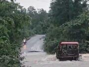 बाघनदीच्या पुरात ट्रॅक्टर गेले वाहून; चालकाने वाचविले स्वतःचे जीव