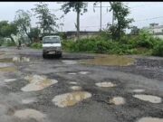 तीन राज्यांना जोडणाऱ्या मार्गावर खड्डेच-खड्डे; जीव मुठीत घेऊन नागरिकांचा प्रवास