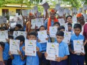 जि.प.अध्यक्ष रहागंडालेच्या वाढदिवसानिमित्त वह्यांचे वितरण