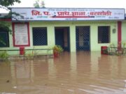 जिल्हा परिषदेच्या बरडटोली शाळा पुराच्या पाण्याने जलमग्न, पोषण आहार भिजले