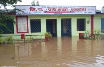 जिल्हा परिषदेच्या बरडटोली शाळा पुराच्या पाण्याने जलमग्न, पोषण आहार भिजले