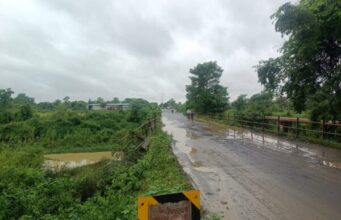 किडंगीपार पुलावरून धोका पत्करून प्रवास; पुलावर मोठमोठे खड्डे