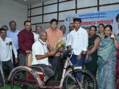 आमदार निधीतून दिव्यांगांना बॅटरीचलित ट्रायसिकलचे वाटप