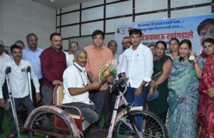 आमदार निधीतून दिव्यांगांना बॅटरीचलित ट्रायसिकलचे वाटप