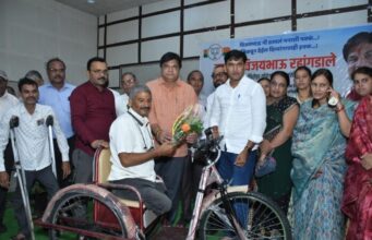 आमदार निधीतून दिव्यांगांना बॅटरीचलित ट्रायसिकलचे वाटप