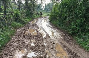 तालुक्यातील चिखलमय रस्त्यांवरून नागरिकांचा जीवघेणा प्रवास