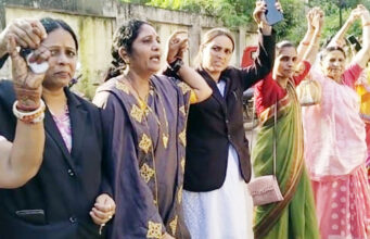 आधार संघटना आणि वामा महिला दलाचे न्यायालय परिसरात आंदोलन