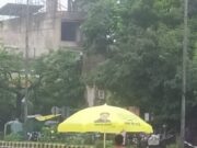 विधायक की “छतरी”, रेहड़ी वाले के लिए बनी बारिश का सहारा