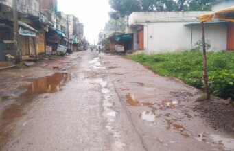 नवेगावबांध येथील मुख्य रस्ता खड्ड्यात; डागडूजीवर होतो लाखोंचा चुराडा