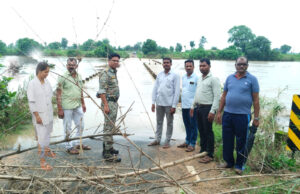 पुलावरून पाणी वाहत असल्याने वडसा- केशोरी मार्ग बंद