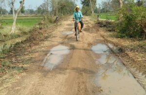 तस्करांनी लावली सडक अर्जुनी-सौंदड-सुंदरी मार्गाची ‘वाट’