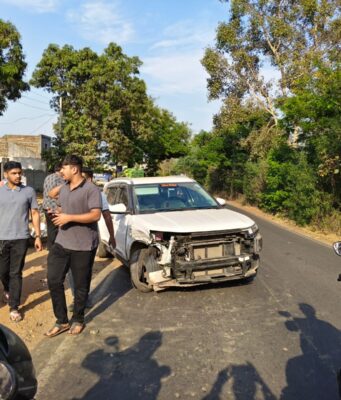 कारची कारला मागून धडक; अनर्थ टळला, डोंगरगाव शिवारातील घटना
