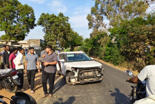 कारची कारला मागून धडक; अनर्थ टळला, डोंगरगाव शिवारातील घटना