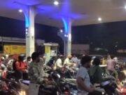 गोंदियात इंधन टंचाईच्या अफवेने वाहनधारकांची प्रचंड धावपळपेट्रोल पंपांवर लांबच लांब रांगा, जिल्हा प्रशासनाचे शांततेचे आवाहन